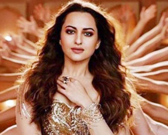 सोनाक्षी ने फोटो शेयर कर लिखा- देखो...मगर प्यार से, लोगों ने किया ट्रोल