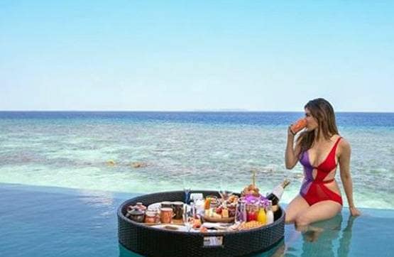 वेकेशन के लिए मालदीव पहुंचीं मौनी रॉय, रेड मोनोकनी में दिया पोज