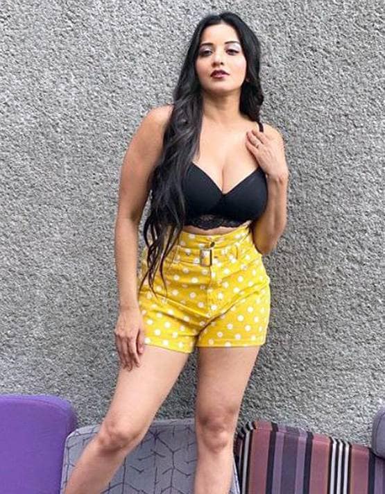 मोनोकनी में मोनालिसा का बोल्ड लुक, शेयर की स्विमिंग पूल की तस्वीरें