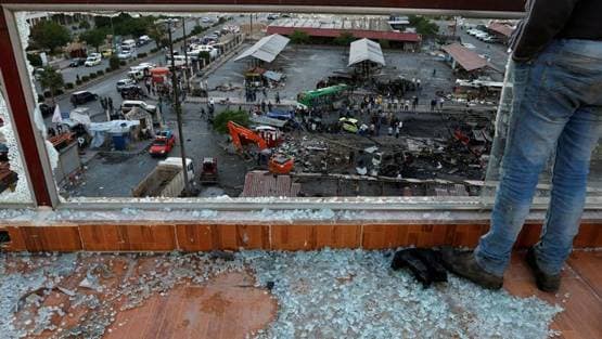 जब भी बम गिरता है, डरती नहीं है, खिलखिलाकर हंस पड़ती है ये लड़की