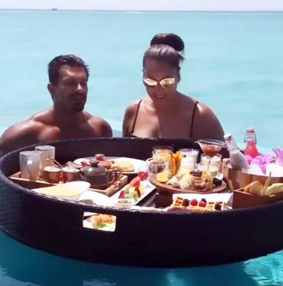 मालदीव हॉलिडे पर रोमांटिक हुए बिपाशा-करण, पूल में किया लिपलॉक
