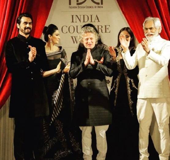 इवांका ने पहना सोने के तारों से जड़ा अनारकली सूट, PHOTOS