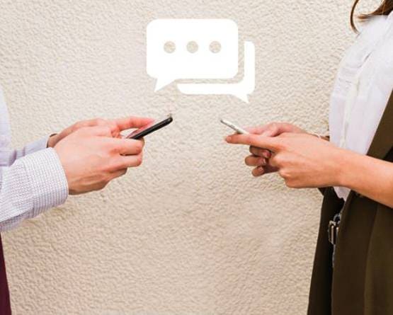 दोस्त से कर रही थी चैट, गलती से BF को मैसेज भेजने से खुली पोल