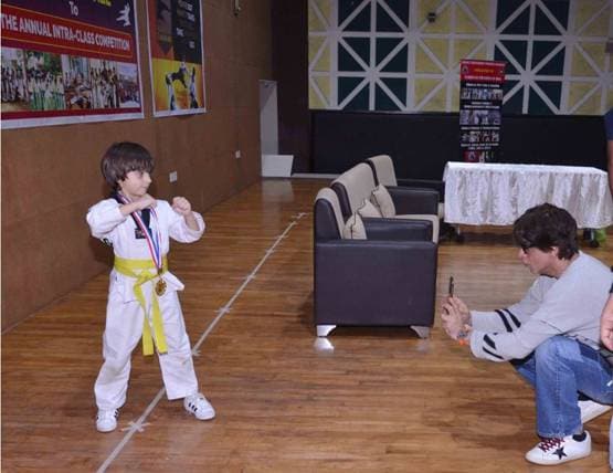 जब शाहरुख को बेटे अबराम ने मारी किक, निकल गई SRK की चीख