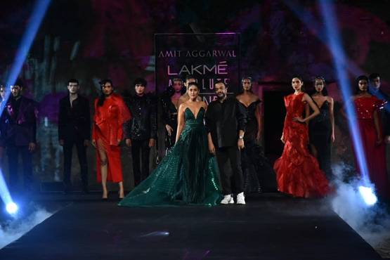Lakme Fashion Week: ग्रीन गाउन में करीना कपूर ने किया रैंप वॉक