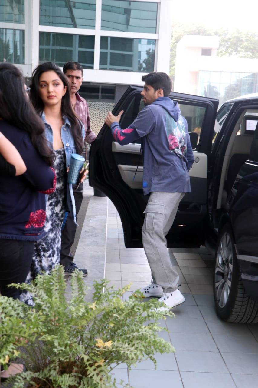 सिद्धार्थ मल्होत्रा के साथ स्पॉट हुईं कियारा आडवाणी, देखें तस्वीरें