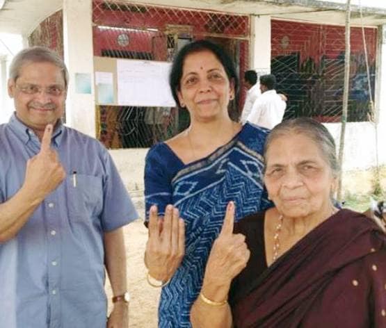 JNU से पढ़ाई, कांग्रेस नेता की बहू, ऐसा है वित्त मंत्री निर्मला का परिवार