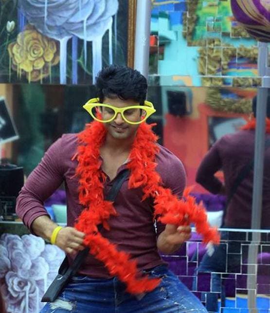 BB ट्रॉफी संग सिद्धार्थ की तस्वीरें वायरल, मां-बहन संग यूं बांटी खुशी