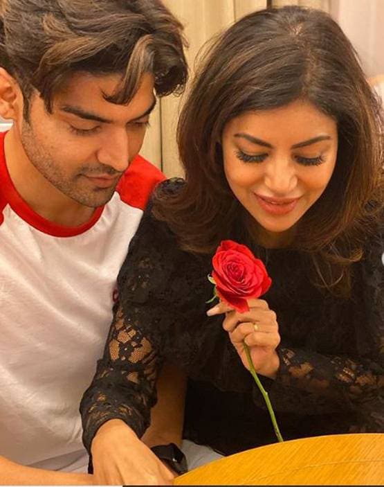 देबीना बनर्जी ने शेयर की बोल्ड तस्वीरें, बाथटब में दिए पोज