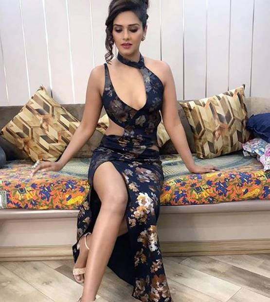 बिग बॉस कंटेस्टेंट दलजीत का बोल्ड लुक, बैक फ्लॉन्ट करते हुए शेयर की फोटो