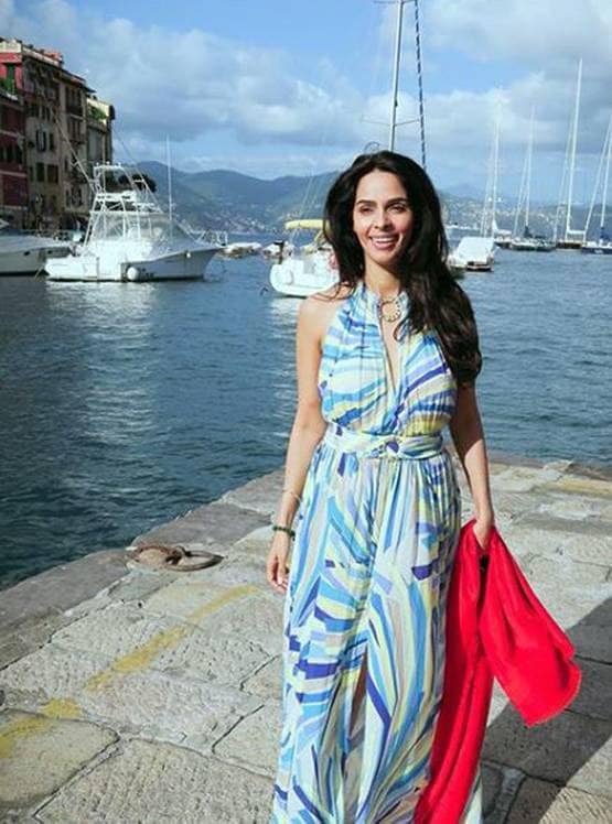 मल्लिका शेरावत ने शेयर की टॉपलेस फोटोशूट की तस्वीर, दिखा बोल्ड अंदाज