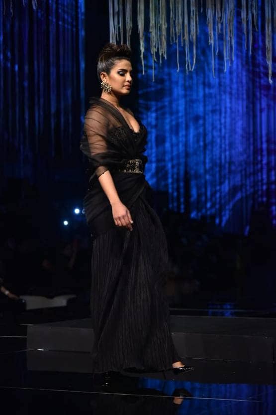 रैंप पर छाईं प्रियंका, ब्लैक ड्रेस-स्टाइलिश हेयरडो में दिखीं गॉर्जियस