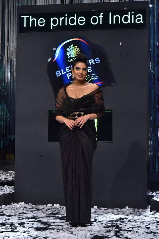 रैंप पर छाईं प्रियंका, ब्लैक ड्रेस-स्टाइलिश हेयरडो में दिखीं गॉर्जियस