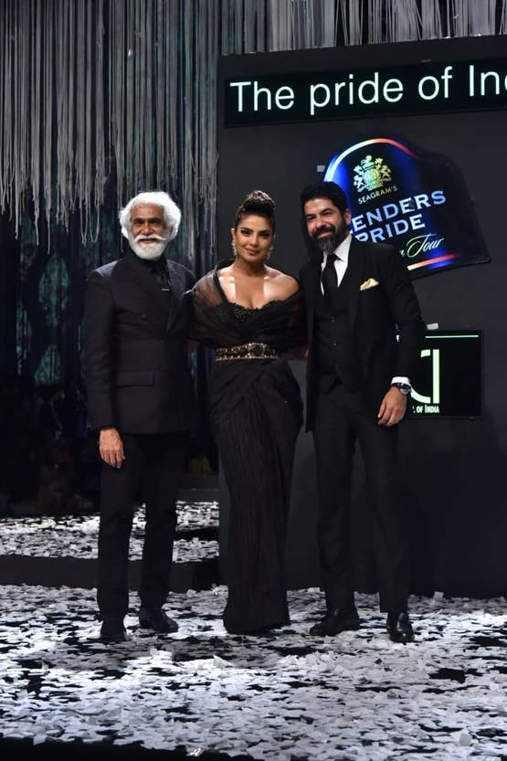 रैंप पर छाईं प्रियंका, ब्लैक ड्रेस-स्टाइलिश हेयरडो में दिखीं गॉर्जियस