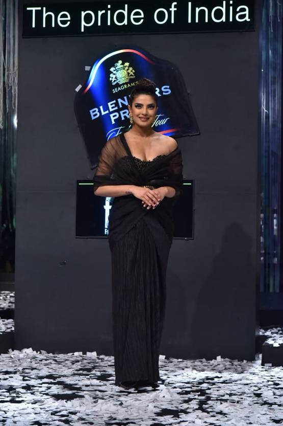 रैंप पर छाईं प्रियंका, ब्लैक ड्रेस-स्टाइलिश हेयरडो में दिखीं गॉर्जियस