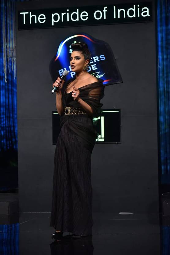 रैंप पर छाईं प्रियंका, ब्लैक ड्रेस-स्टाइलिश हेयरडो में दिखीं गॉर्जियस