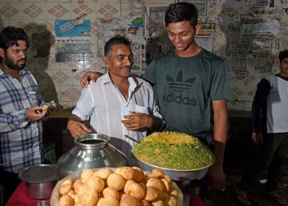 कभी बेचता था गोलगप्पे, शतक ठोक टीम इंडिया के लिए पेश की दावेदारी