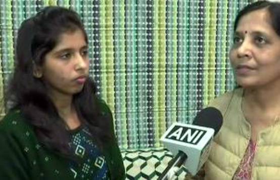 रात के 8 बजे केजरीवाल ने खटखटाया था दरवाजा, बाहर आईं सुनीता, फिर...