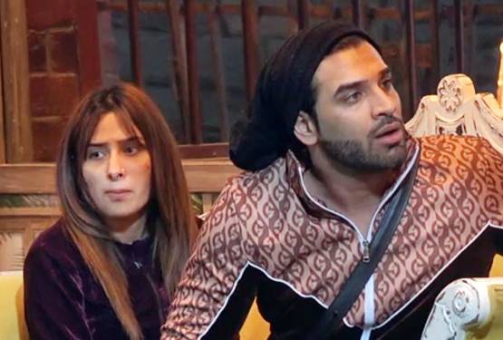 पारस संग बेड शेयर करती दिखीं माहिरा, KISS करने पर किया था तमाशा