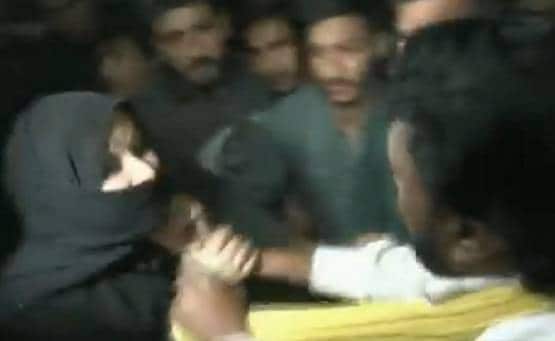 गुपचुप कर रहा था तीसरी शादी, पहली पत्नी पहुंच गई वेन्यू और...