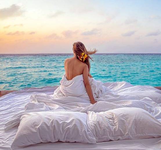 वेकेशन के लिए मालदीव पहुंचीं मौनी रॉय, रेड मोनोकनी में दिया पोज