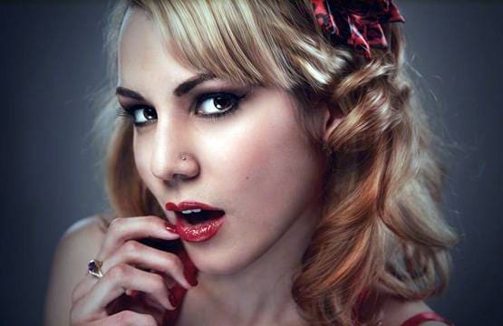 मॉडल का दावा, हद से ज्यादा हॉट होने पर टिंडर ने कर दिया ब्लॉक