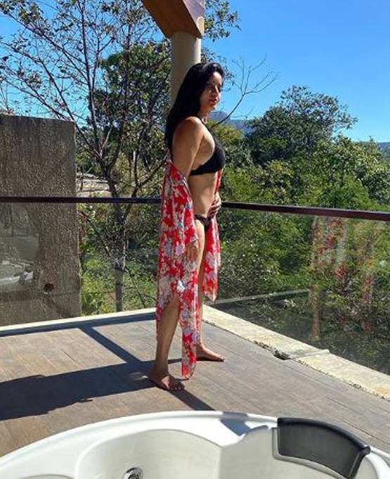 मोनोकनी में मोनालिसा का बोल्ड लुक, शेयर की स्विमिंग पूल की तस्वीरें