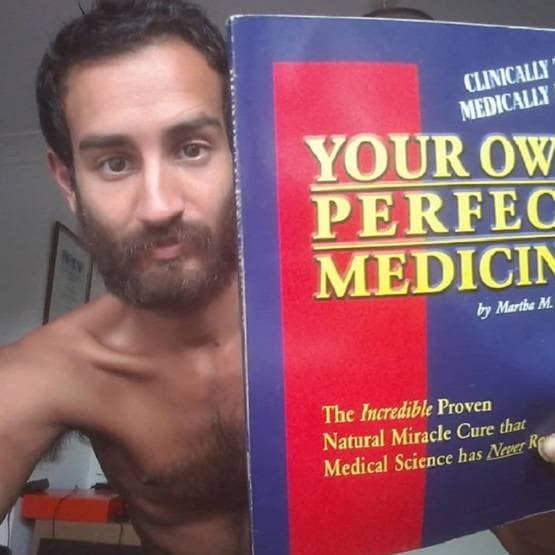 4 साल से अपना पेशाब पी रहा शख्स, उम्र थम जाने का कर रहा दावा