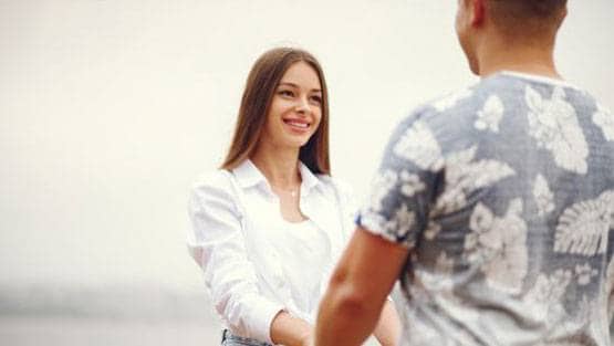 गर्लफ्रेंड के बदलते मूड से हैं परेशान? उसकी राशि में छुपा है राज