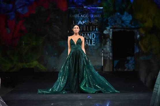 Lakme Fashion Week: ग्रीन गाउन में करीना कपूर ने किया रैंप वॉक