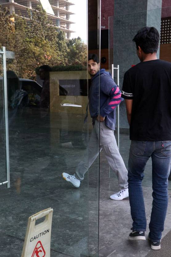 सिद्धार्थ मल्होत्रा के साथ स्पॉट हुईं कियारा आडवाणी, देखें तस्वीरें