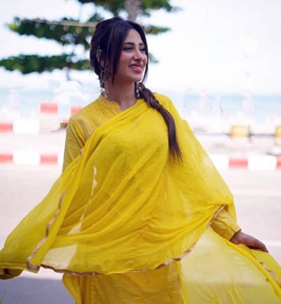 दादा साहेब फाल्के विवाद पर माहिरा की बढ़ी मुसीबत, मांफी मांगने की उठी मांग