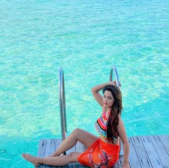 समंदर में 'टीवी की नागिन' का फ्लोटिंग ब्रेकफास्ट, बोल्ड लुक में आईं नजर