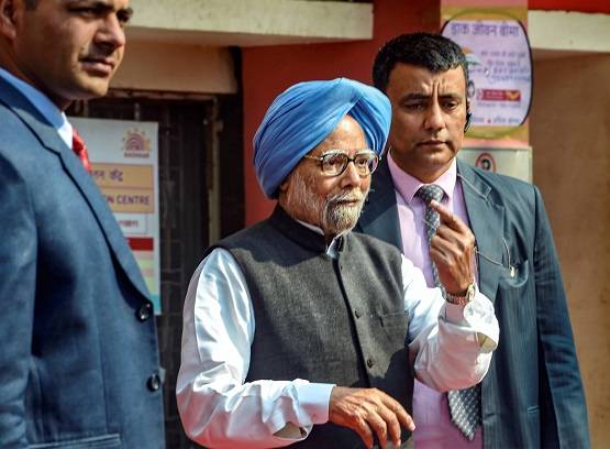 मफलर में वोट डालने पहुंचे केजरीवाल, भगवा रंग में नजर आए भाजपाई