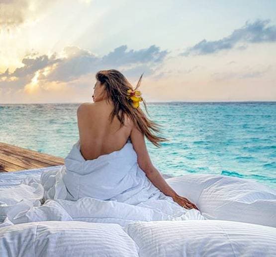 वेकेशन के लिए मालदीव पहुंचीं मौनी रॉय, रेड मोनोकनी में दिया पोज