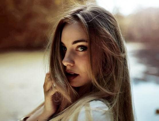 मॉडल का दावा, हद से ज्यादा हॉट होने पर टिंडर ने कर दिया ब्लॉक