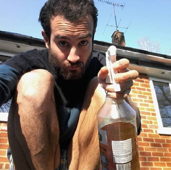 4 साल से अपना पेशाब पी रहा शख्स, उम्र थम जाने का कर रहा दावा