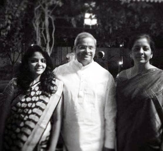 JNU से पढ़ाई, कांग्रेस नेता की बहू, ऐसा है वित्त मंत्री निर्मला का परिवार