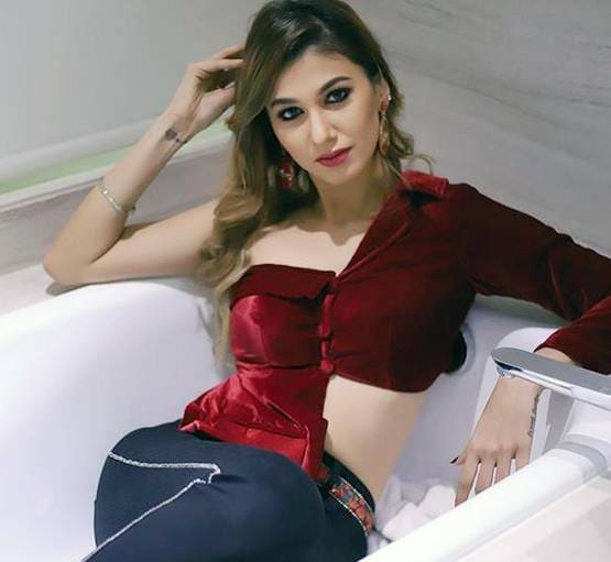 पूल में जसलीन का बोल्ड अंदाज, इस कंटेस्टेंट संग दिखी रोमांटिक केमिस्ट्री