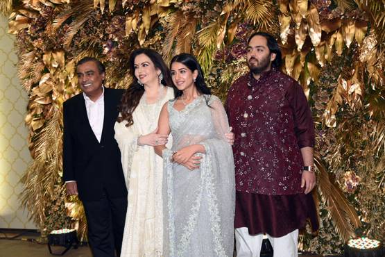 अरमान जैन के रिसेप्शन में बहू श्लोका संग पहुंचा अंबानी परिवार