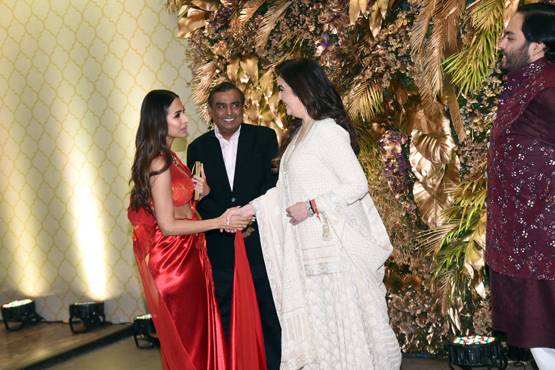 अरमान जैन के रिसेप्शन में बहू श्लोका संग पहुंचा अंबानी परिवार