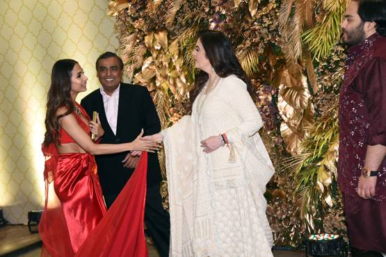 अरमान जैन के रिसेप्शन में बहू श्लोका संग पहुंचा अंबानी परिवार