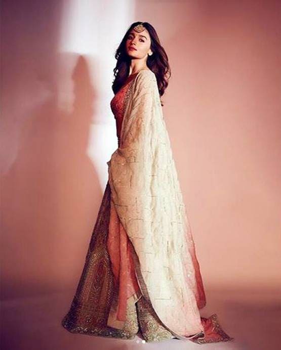 अनुष्का को पसंद रणबीर कपूर की गर्लफ्रेंड, तस्वीर पर किया स्पेशल कमेंट