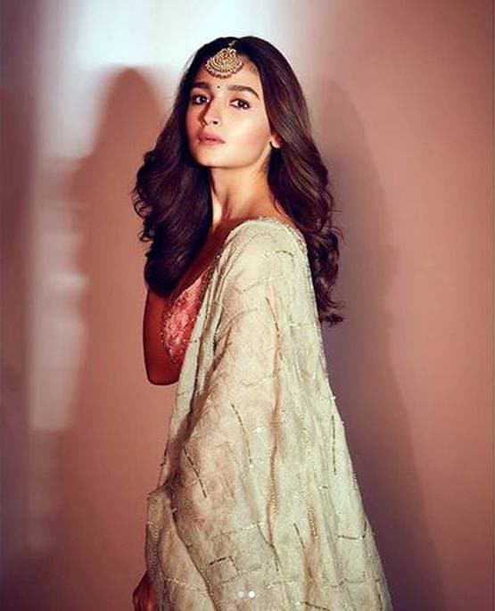 अनुष्का को पसंद रणबीर कपूर की गर्लफ्रेंड, तस्वीर पर किया स्पेशल कमेंट