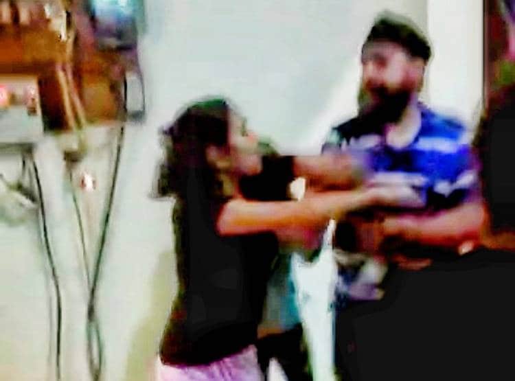 हॉस्टल की लड़की पर आरोप लगाकर पड़ोसी ने की पिटाई, वीडियो वायरल