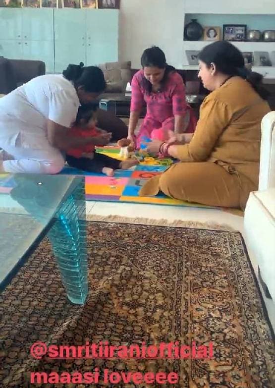 एकता कपूर के बेटे रवि संग स्मृति ईरानी का प्लेटाइम, Photos