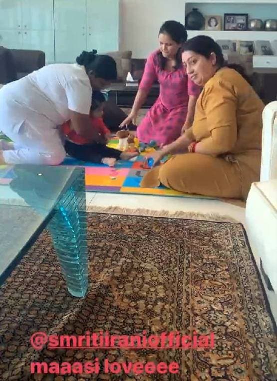 एकता कपूर के बेटे रवि संग स्मृति ईरानी का प्लेटाइम, Photos