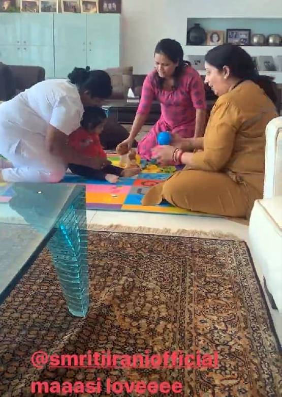 एकता कपूर के बेटे रवि संग स्मृति ईरानी का प्लेटाइम, Photos