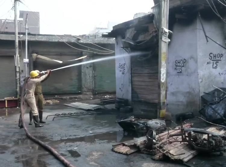 दिल्ली: हिंसा के दौरान युवक के सिर में घुस गई रॉड, ऐसे बची जान