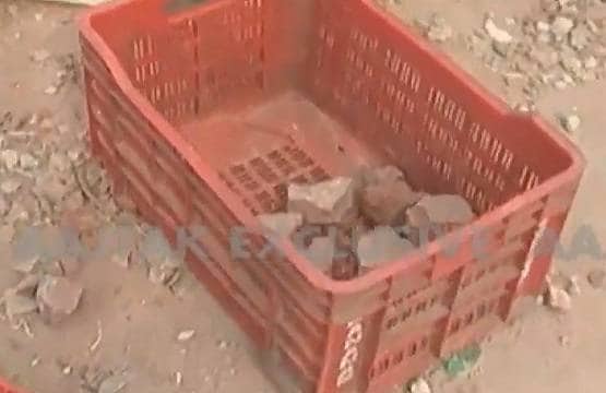 AAP पार्षद ताहिर हुसैन के घर की छत पर पत्थर-गुलेल-पेट्रोल बम, देखें Photos